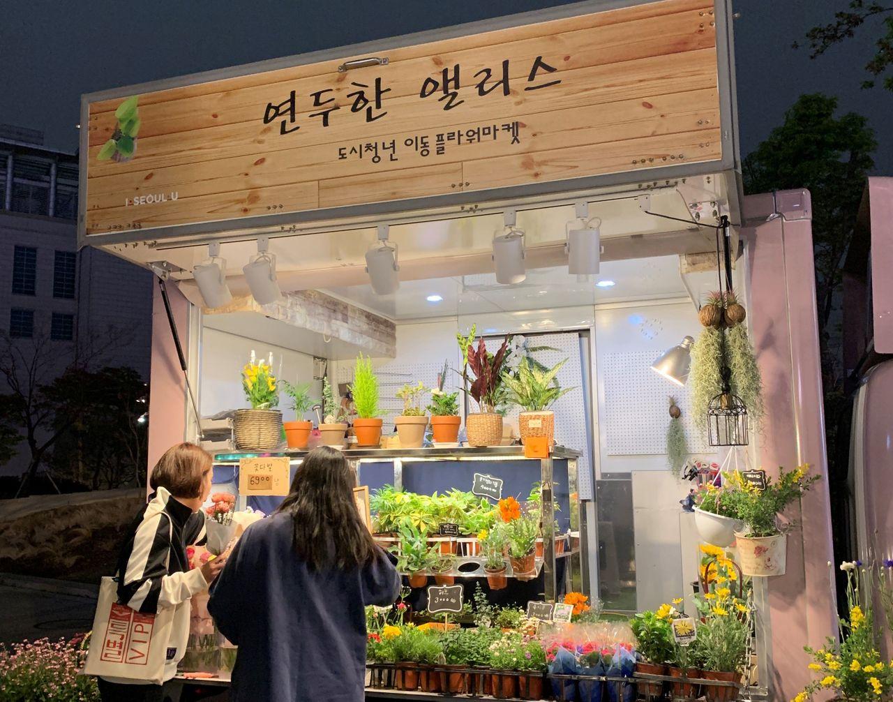 2025 Dongdaemun Night Market Visit! - Enjoy all the attractions from lively DDP night market!